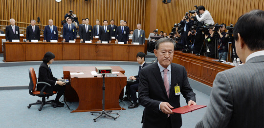 선서문 전달하는 허창수      (서울=연합뉴스) 황광모 기자 = 허창수 전경련 회장이 6일 국회에서 열린 '최순실 국정농단 국정조사' 청문회에 출석해 기업 총수들을 대표해 증인선서를 한 뒤 김성태 위원장에게 선서문을 전달하고 있다. 2016.12.6          hkmpooh@yna.co.kr  (끝)